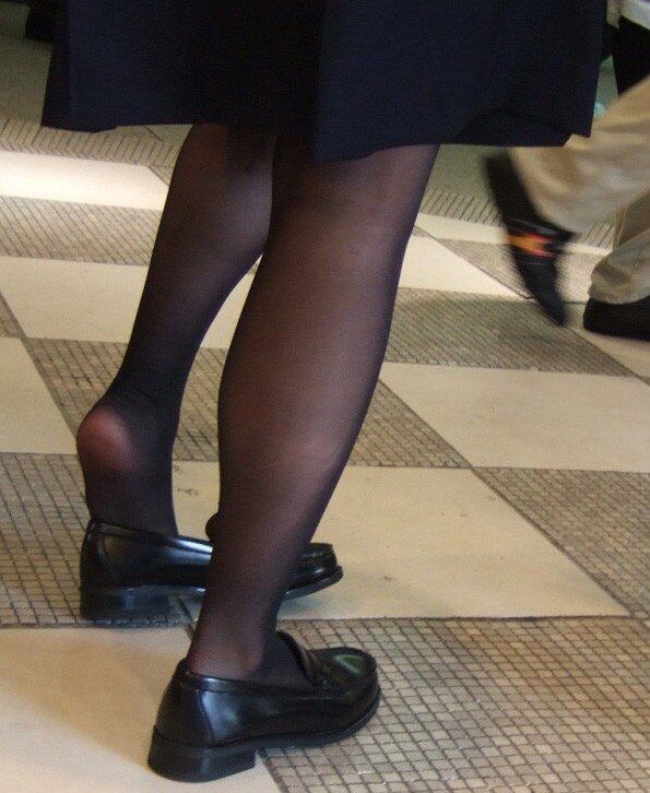 【画像】高1女子、突然密室でストッキングを脱ぎパンツを見せ男を誘惑