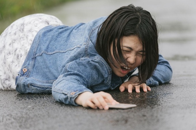 【動画】衝撃で転がった女の子がパンツ丸見えになってて草ｗｗｗｗｗｗｗｗｗ