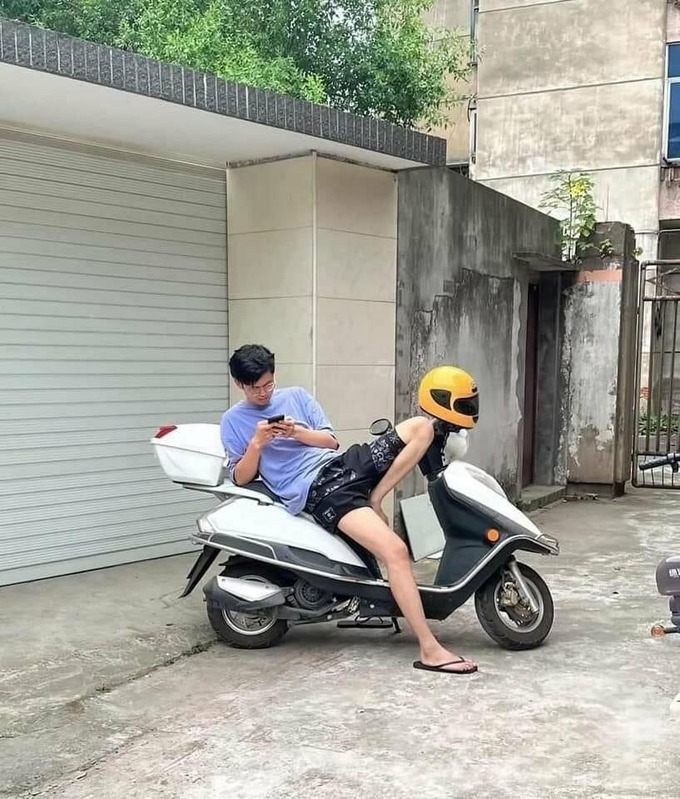 【画像】美脚バイク乗り女さん、男と2ケツしてしまう