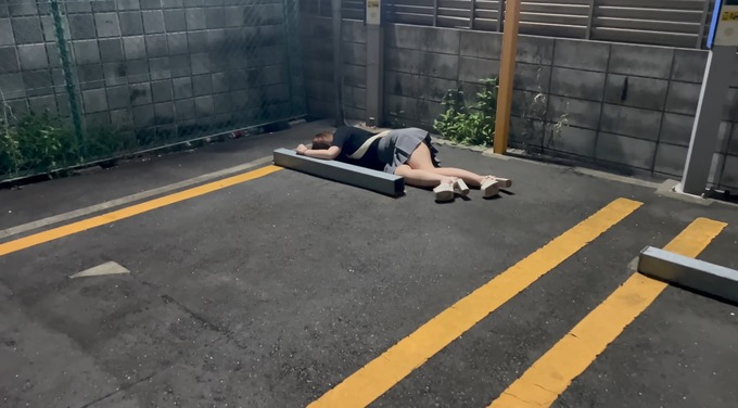 【画像】駐車場でエッチな女の子が倒れてるんだけど