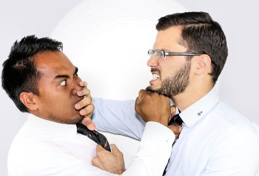 【動画】殴り合いの喧嘩してたのに急に冷静になる男たちwwwwww