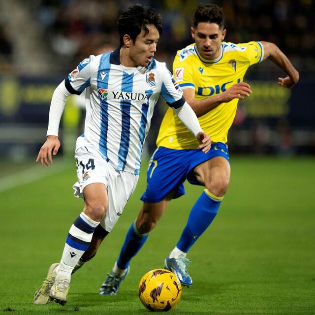 【動画】久保建英さん、試合中にとんでもない勢いでぶん回されてしまう