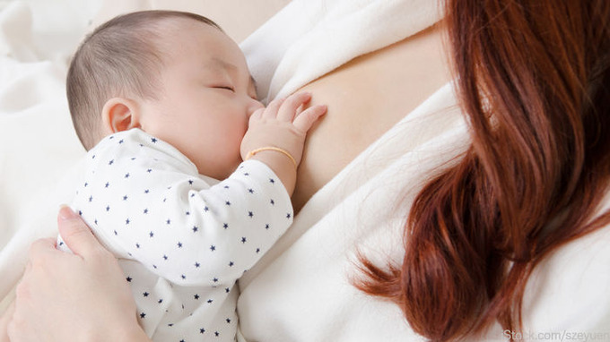 【動画】まんさん、搾りたての母乳をイケメン達に振る舞う
