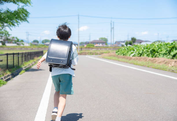 【悲報】アラフォー女さん、道で出会った小4男児にレ○プされそうになる