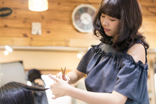 美容師「彼女いますかー？」ワイ「(いじわるしたろw)先週死にました」