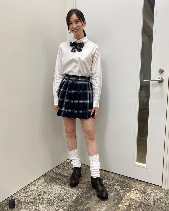 芹那さん(37)、ミニスカ女子高生制服姿を披露！！
