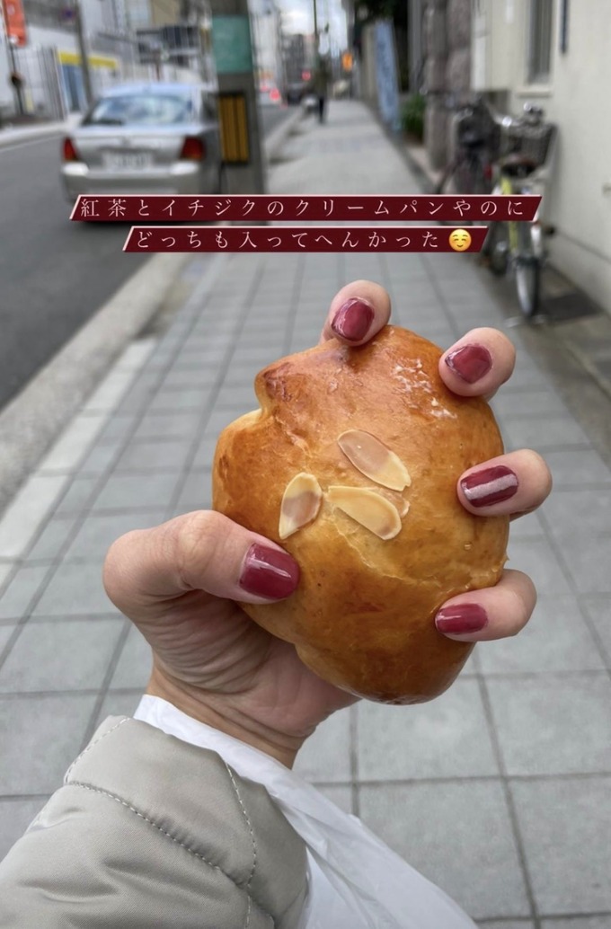 女さん「かわいいクリームパン買った」ﾊﾟｼｬ…ﾈｲﾙﾁﾗｯ