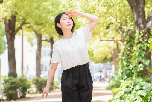 【動画】露出狂の美乳まんさん、夜道で変な男に追跡されるも、斬新な方法で撃退してしまう