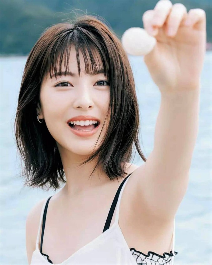【悲報】浜辺美波さんを抱いた俳優、抱き心地を正直に答えてしまう