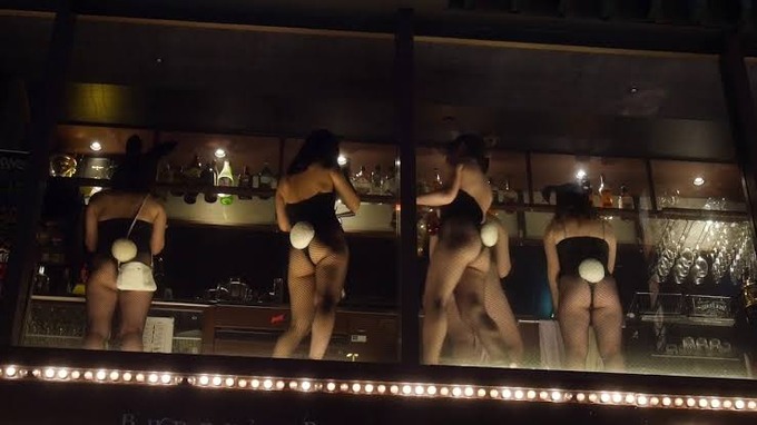【画像】北海道の女の子、とんでもない格好で働いてしまう