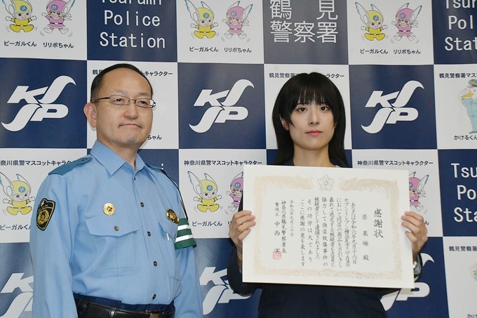【朗報】23歳の美女さん、コンビニ強盗をヘッドロックで取り押さえ表彰される