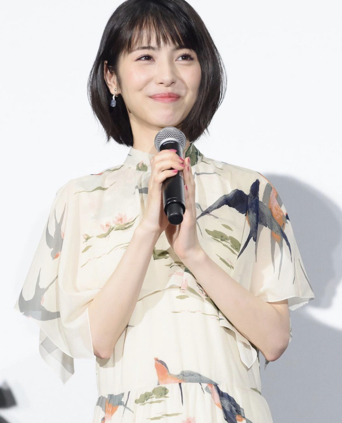 【悲報】浜辺美波の肘、あまりにも鋭利すぎる