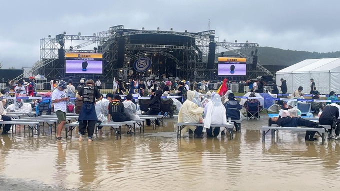 【悲報】台風の中で決行した音楽フェスさん、田んぼみたいになる