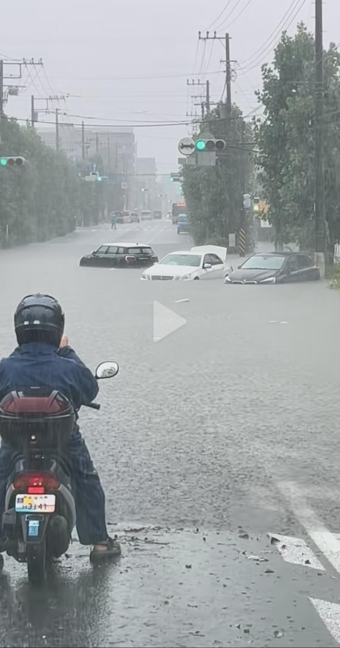 【悲報】水没道路に挑んだ外車、ことごとく敗北する