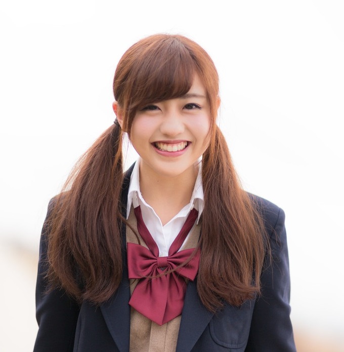  【動画】制服姿のまんさん、首と両手首を封じられていじめを受けてしまう
