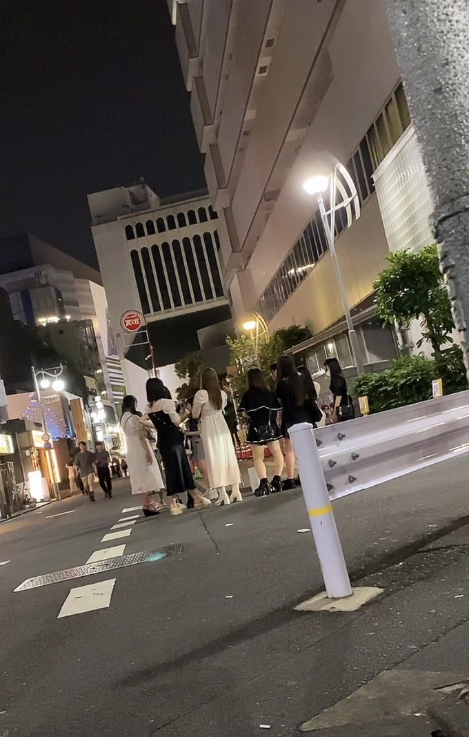 【朗報】新宿の立ちんぼ女子、チームを結成する