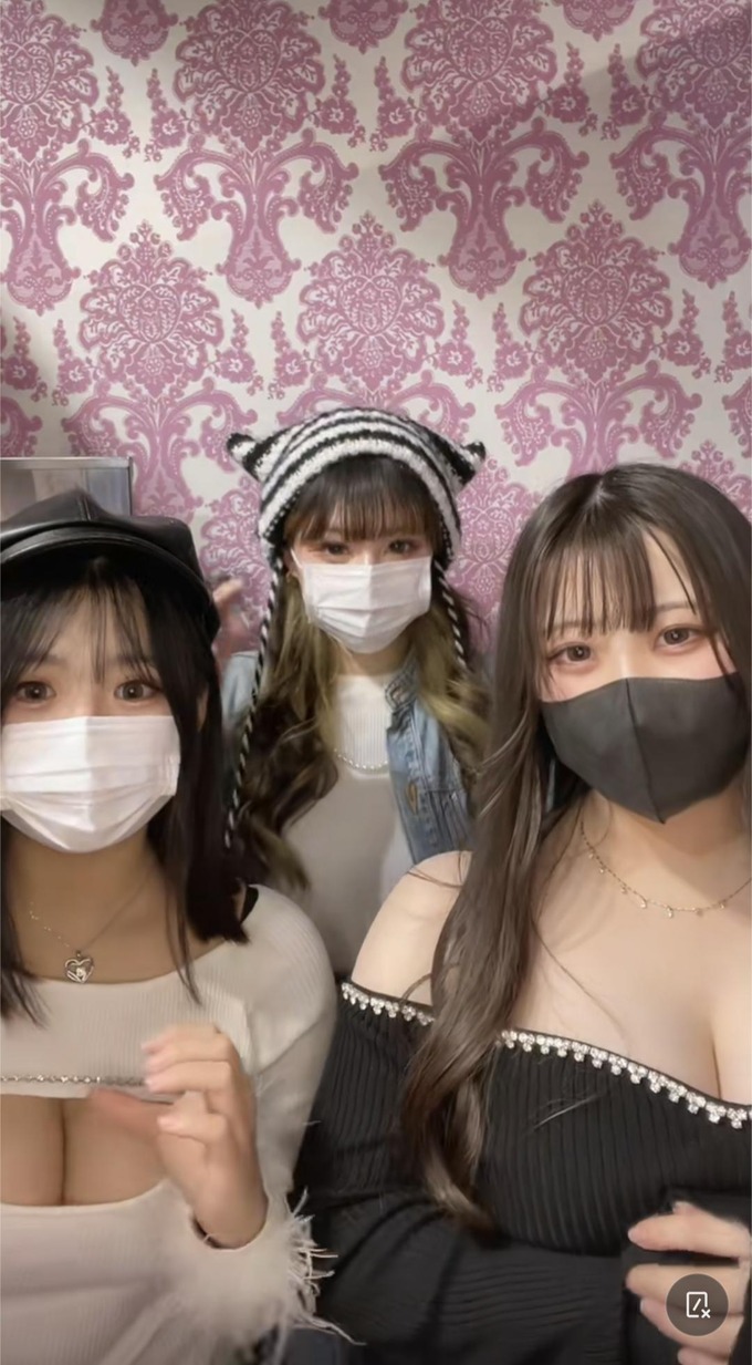【朗報】Z世代、エッチな服を着てしまう