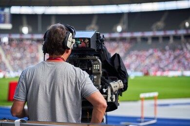 【動画】サッカー日本代表のブラジル戦、重要な局面でカメラマンが性欲丸出しで美人サポーター映すのに夢中になってしまう
