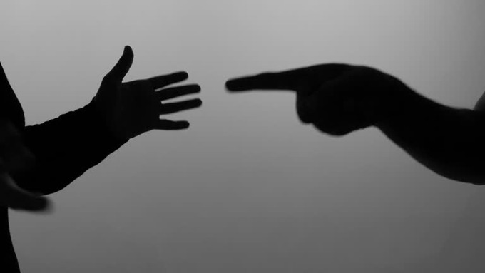 【悲報】ムチムチボテ腹マンさん、屈強な男に後ろから無理矢理パンツを脱がされそうになる