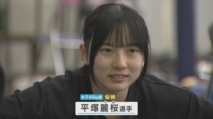 【朗報】ウェイトリフティング大会で大会新記録を出した17歳JKがめっちゃ可愛いと話題に