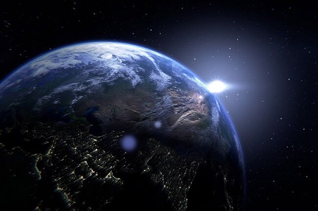 【動画】「宇宙で濡れた雑巾を絞ったらどうなるか」を実際にやってみた結果が凄い。これは予測不可能