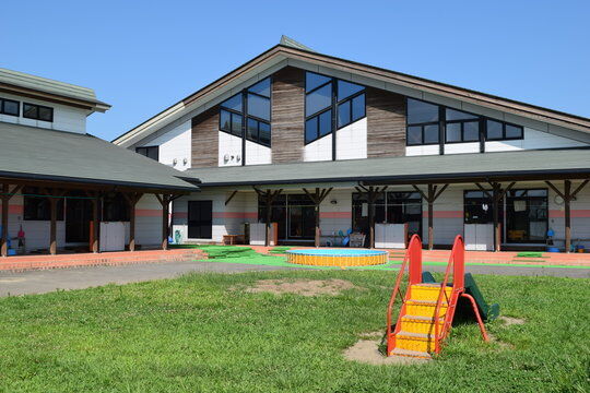 【動画】保育園のクリスマスパーティに我が子の撮影に来たお父さん、先生に釘付けになってしまう