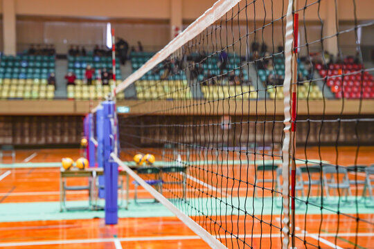 【動画】バレーボール観戦中の女性、カメラに写ったことにはしゃぎすぎて具がポロリしてしまう