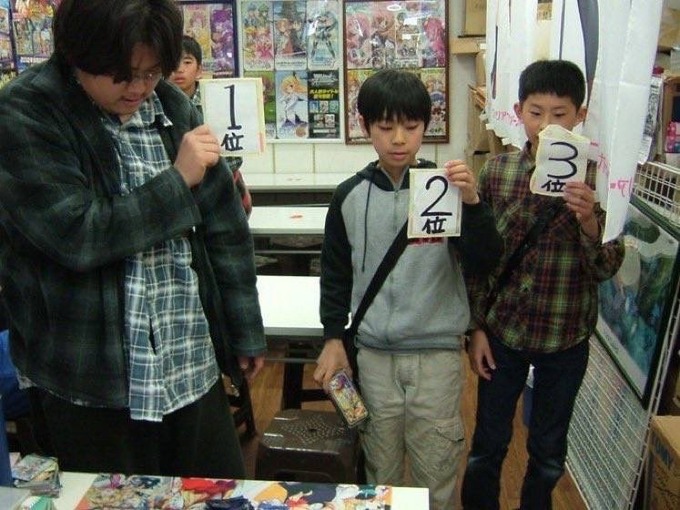 【画像】チー牛、カードゲーム大会で子供達に“格”の違いを見せつける