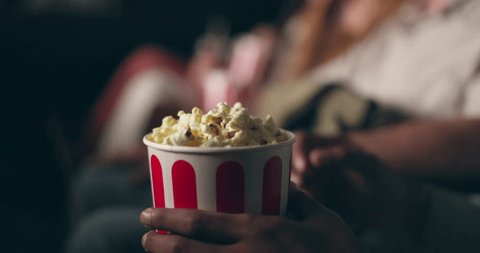 【超朗報】映画館で無料でポップコーンが食べられるライフハックが見つかる
