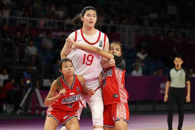 【動画】身長226cmの女子バスケ選手、無双してしまうwwwwww