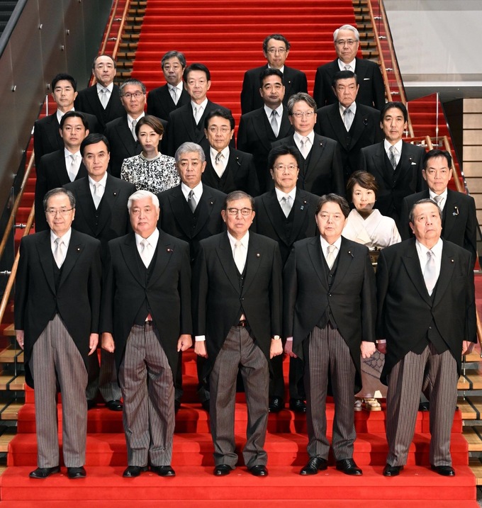 【悲報】石破内閣の集合写真、おまえらの想像の8倍ヤバい