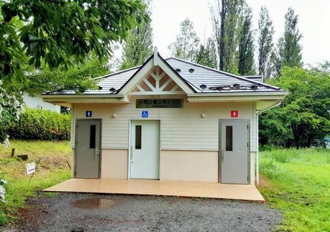 【悲報】女子学生にトイレの場所を尋ねて間に合わなかったおじさんが通報されてしまう