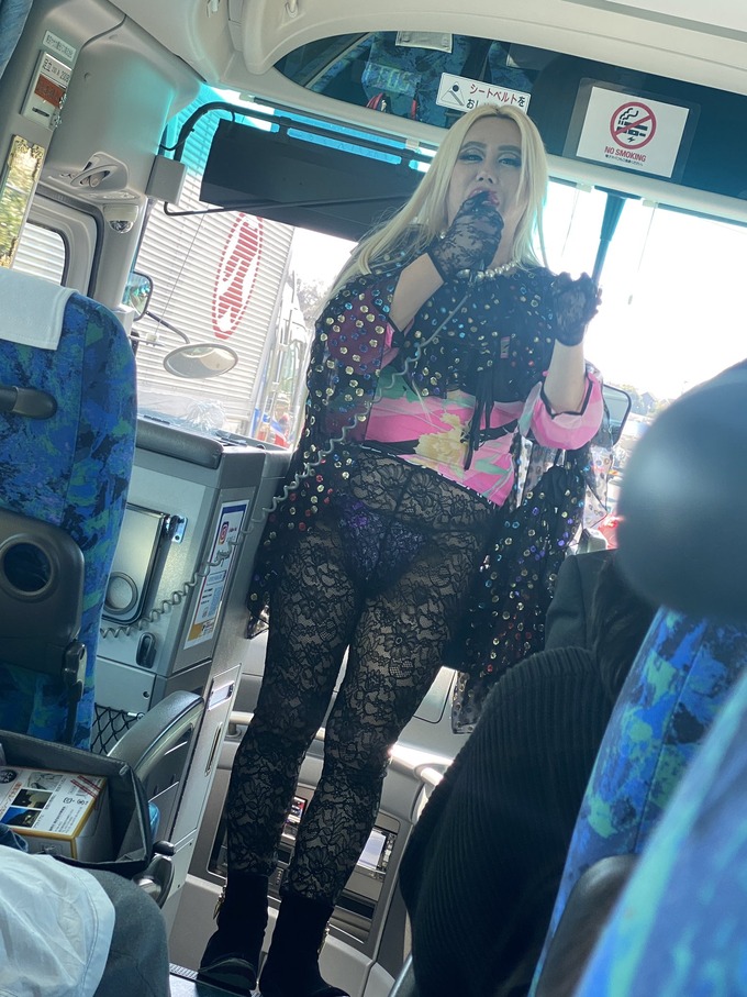 【悲報】整形男子アレン様のバスツアー、エチエチすぎて炎上