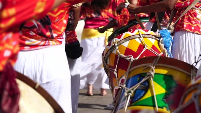 【悲報】サンバカーニバルのダンサーさん、デカすぎてはみ出る