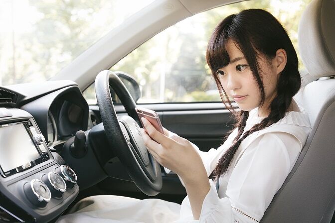 【動画】女さん、車でおっさんを轢き殺した後におっさんの上でスマホをポチポチしてしまう