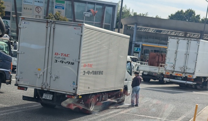 【悲報】自分の車にションベンぶっかけてるおじさんが発見される