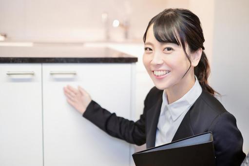 【画像】お○ぱいがデカすぎる不動産営業女性、お○ぱいがデカすぎる事を武器に不動産を売りまくる