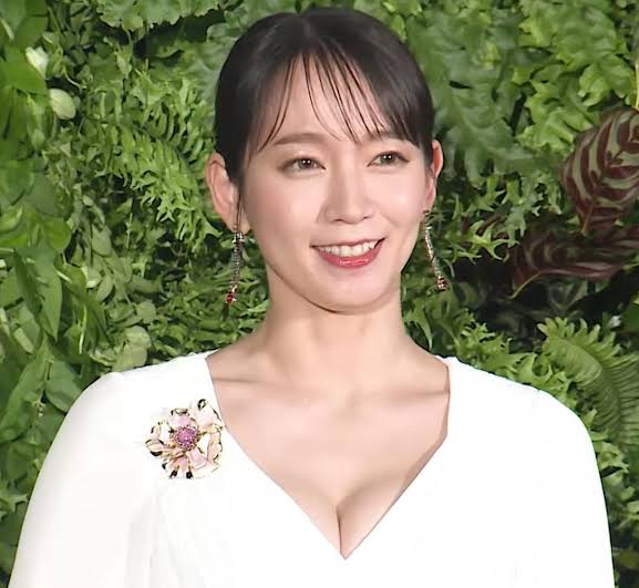 【画像】吉岡里帆さん(30)、シコられたすぎてとんでもない谷間を作ってしまう