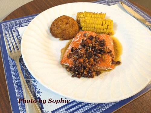 サーモンのベーク・ナッツサルサ添え