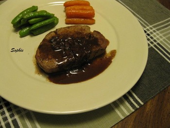 牛肉の赤ワインソース添え