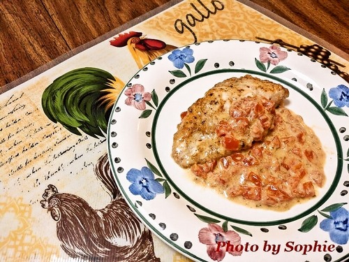 鶏胸肉のトマト・タラゴンクリームソース