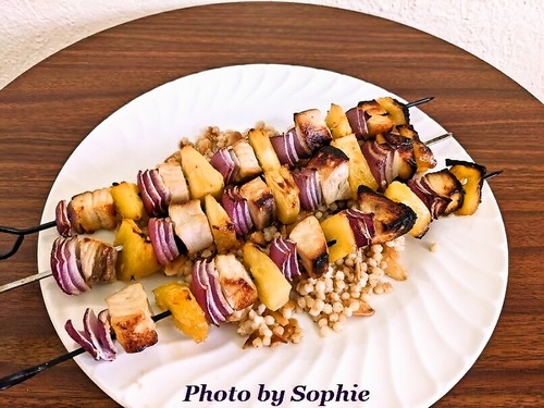 メカジキとパイナップルの串焼き・クスクス添え