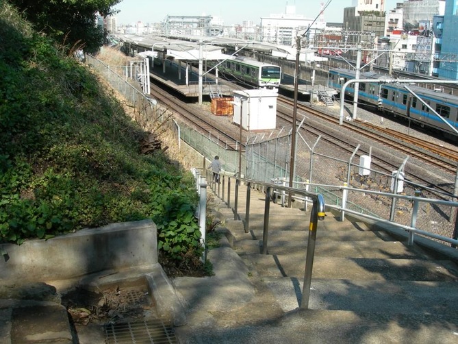 05_諏訪神社東側の崖地