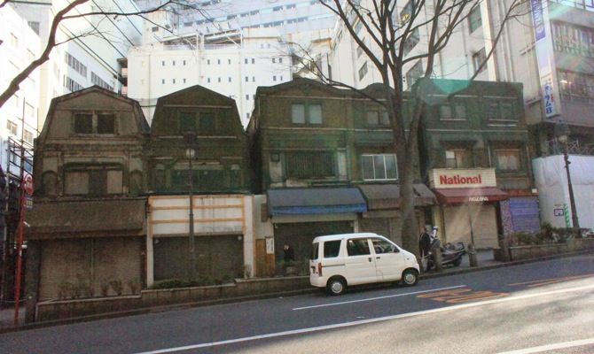 看板建築鑑賞に適した季節はいつかと問われれば、即座に「冬！」と回答できます。看板建築を眺める最大の障害、それは街路樹なのです。