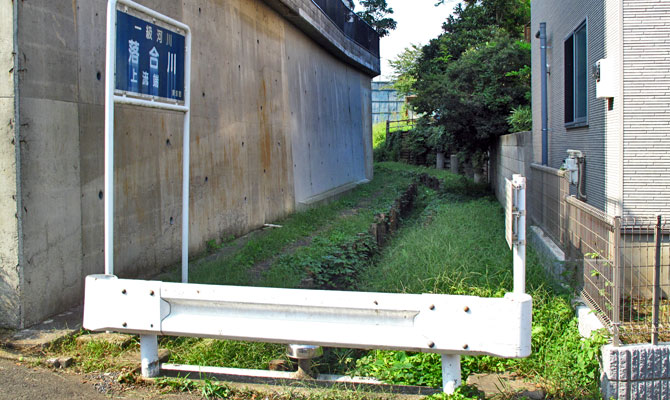川が海や他の川に注ぐ河口ももちろんだが、湧水や池から溢れ出した水から川が始まる源流は、特に突き止めて見たい気持ちに駆られる。