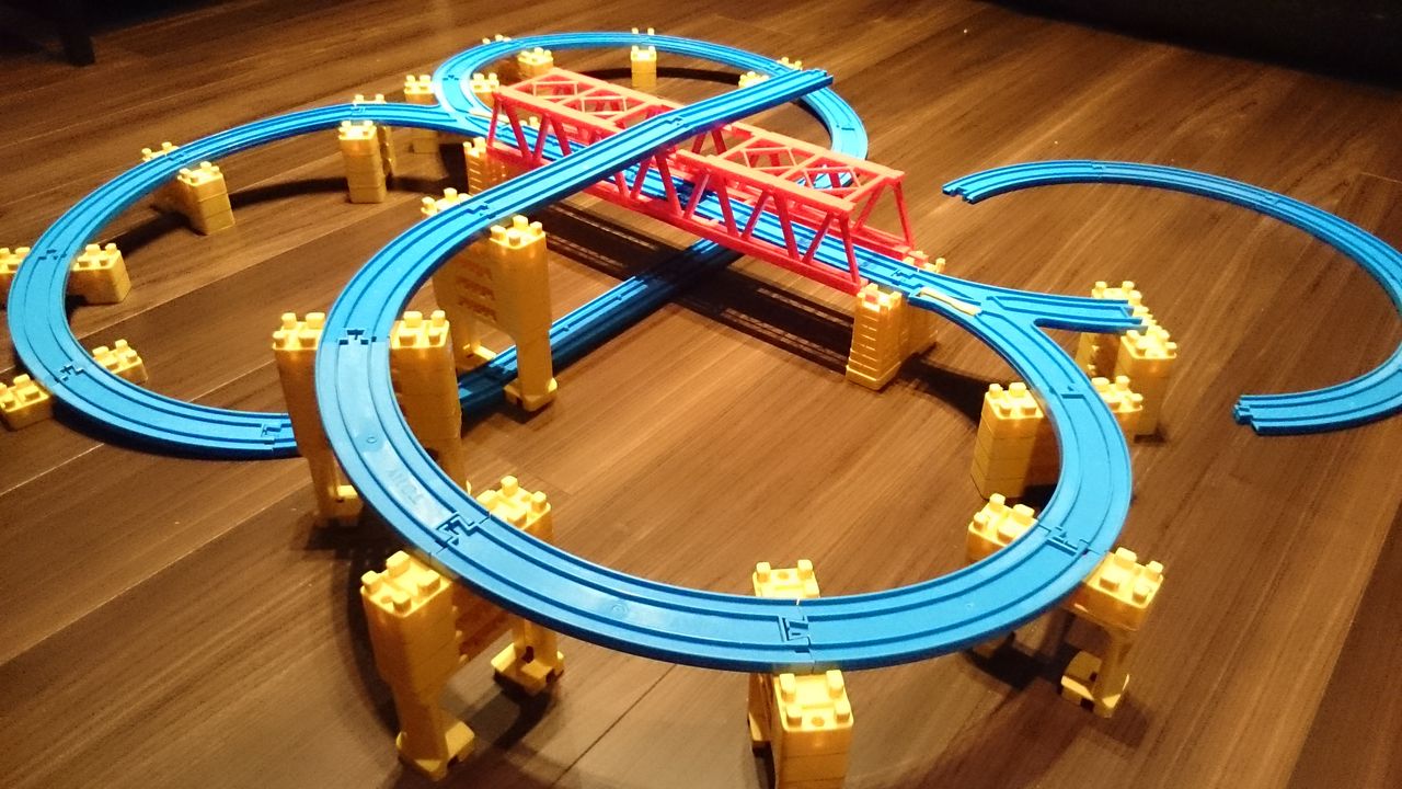 プラレール線路　8の字無限ループ　黄色グレー色ブロック橋脚　3段＋1段　大鉄橋付 プラレール線路楕円8の字無限ループ黄色グレー色ブロック橋脚3段