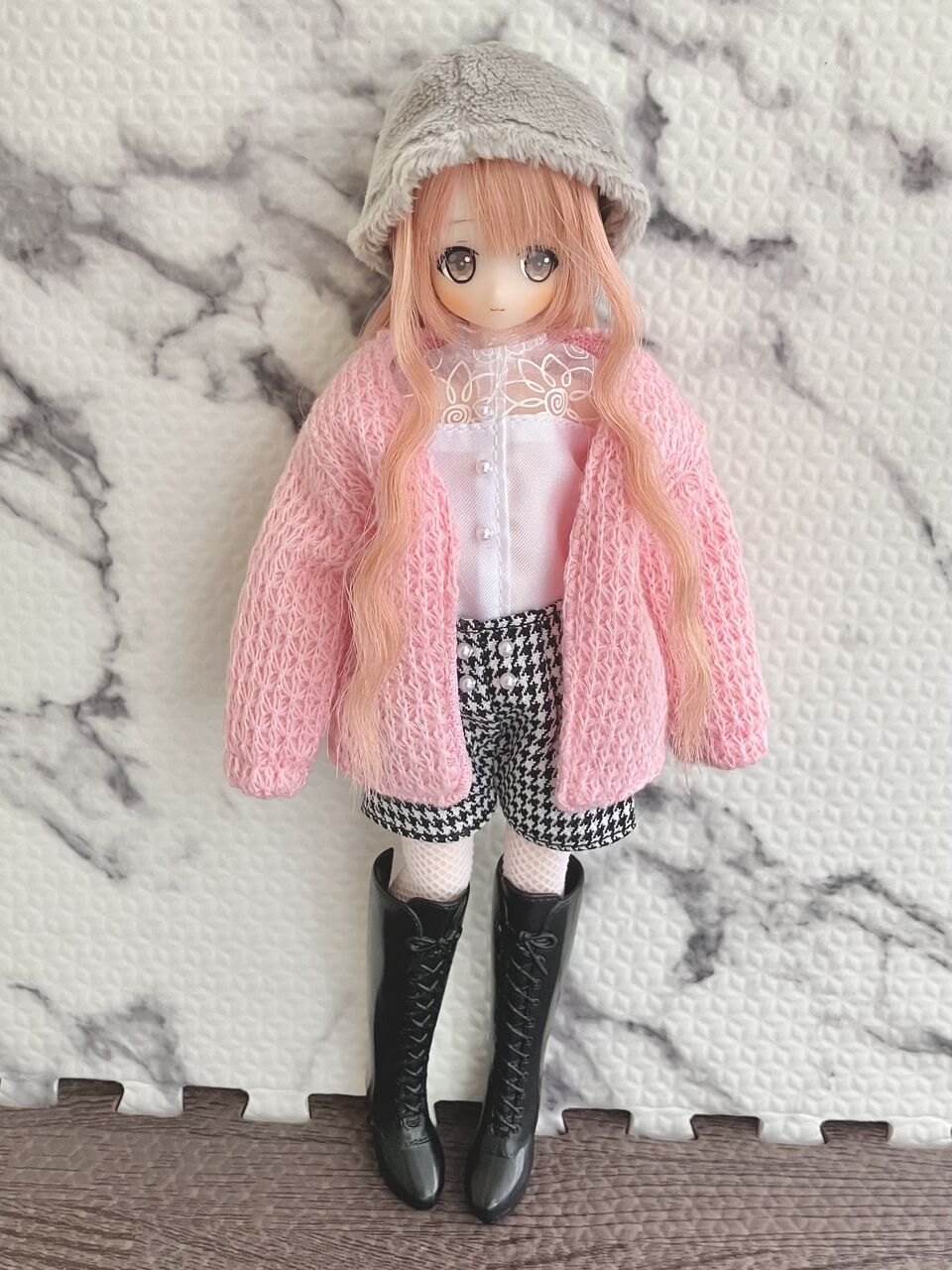 リカちゃん服をアゾンドールに着せる : みどり色のぶた