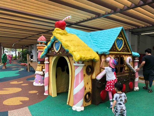 シンガポールでおすすめの子供の遊び場 無料 ヘンゼルとグレーテルのお菓子の家 みどのblog シンガポールでおすすめの子供の遊び場 無料 ヘンゼルとグレーテルのお菓子の家 みどのblog
