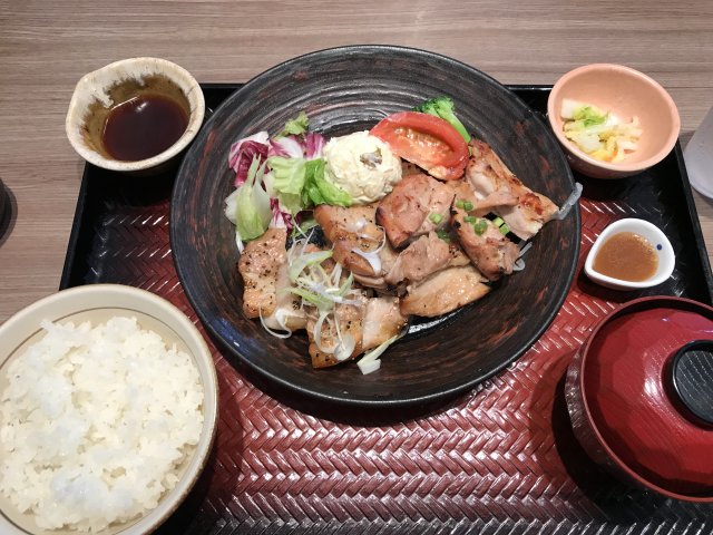 大戸屋 四元豚の醤油麹漬けともろみチキンの炭火焼き定食 くんくかんのブログ