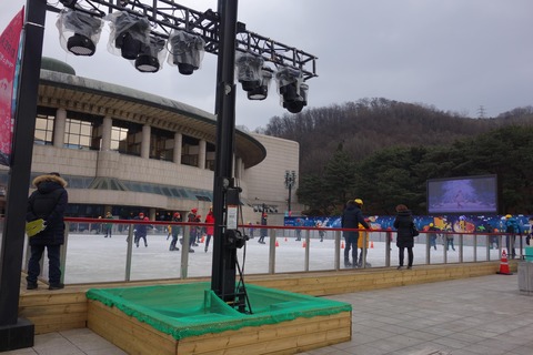 リンク横の大画面ではクラシックの演奏